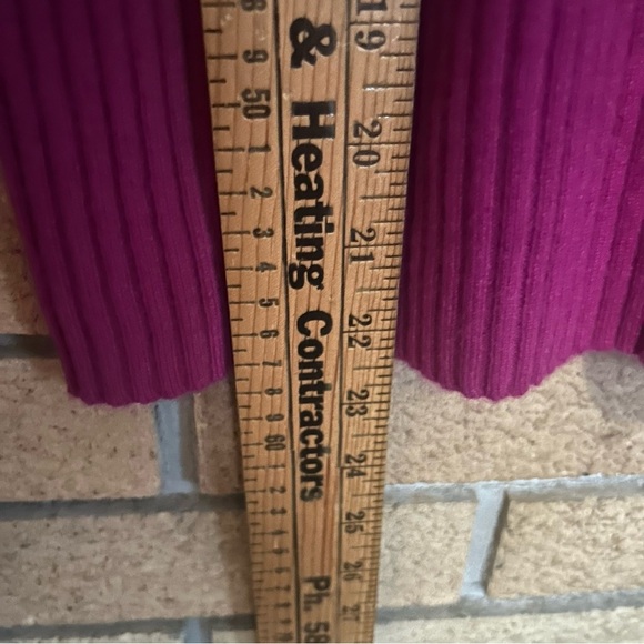 Neiman Marcus Exclusive Ribbed Dark Pink Turtleneck Sweater 100% Cashmere Size M - Picture 4 of 5